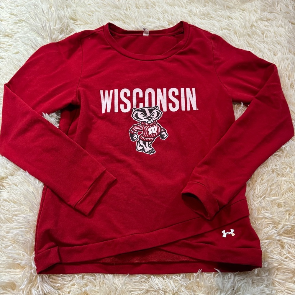 W59.‎ Wisconsin Badgers Under Armour Women's Red Top (S)